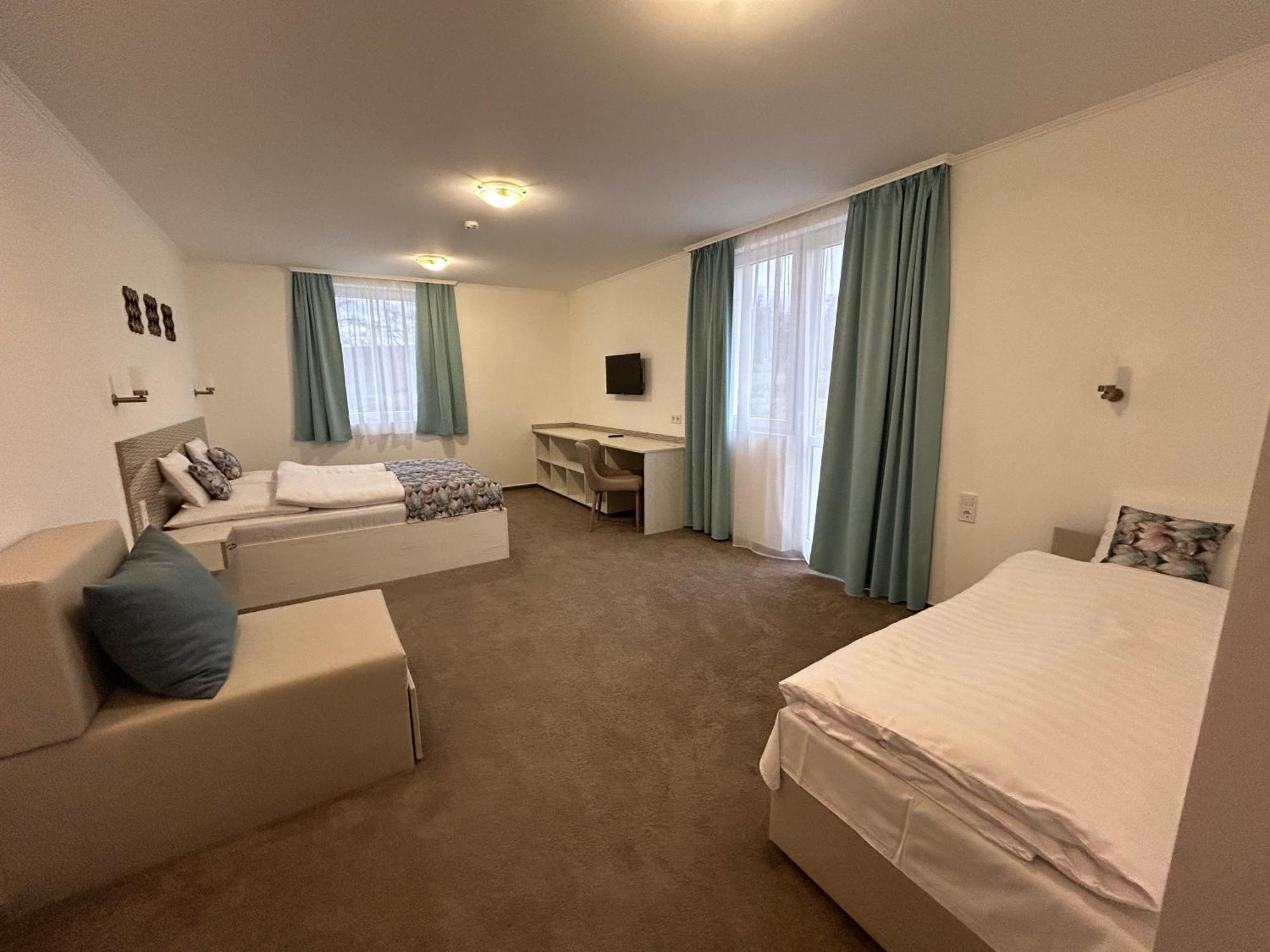 Danelis Hotel Edelény Zewnętrze zdjęcie
