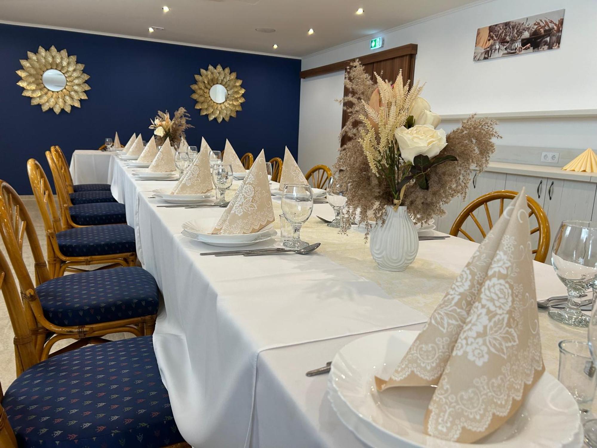 Danelis Hotel Edelény Zewnętrze zdjęcie