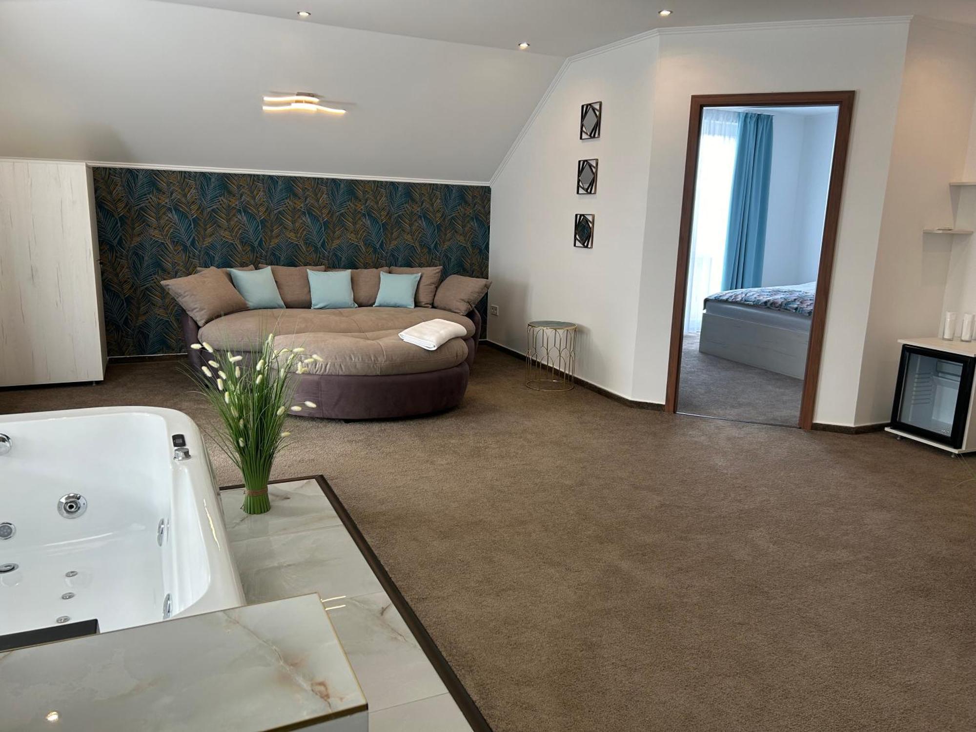 Danelis Hotel Edelény Zewnętrze zdjęcie