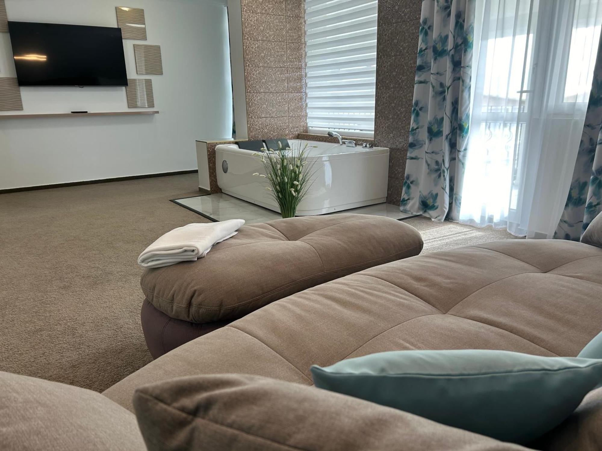Danelis Hotel Edelény Zewnętrze zdjęcie