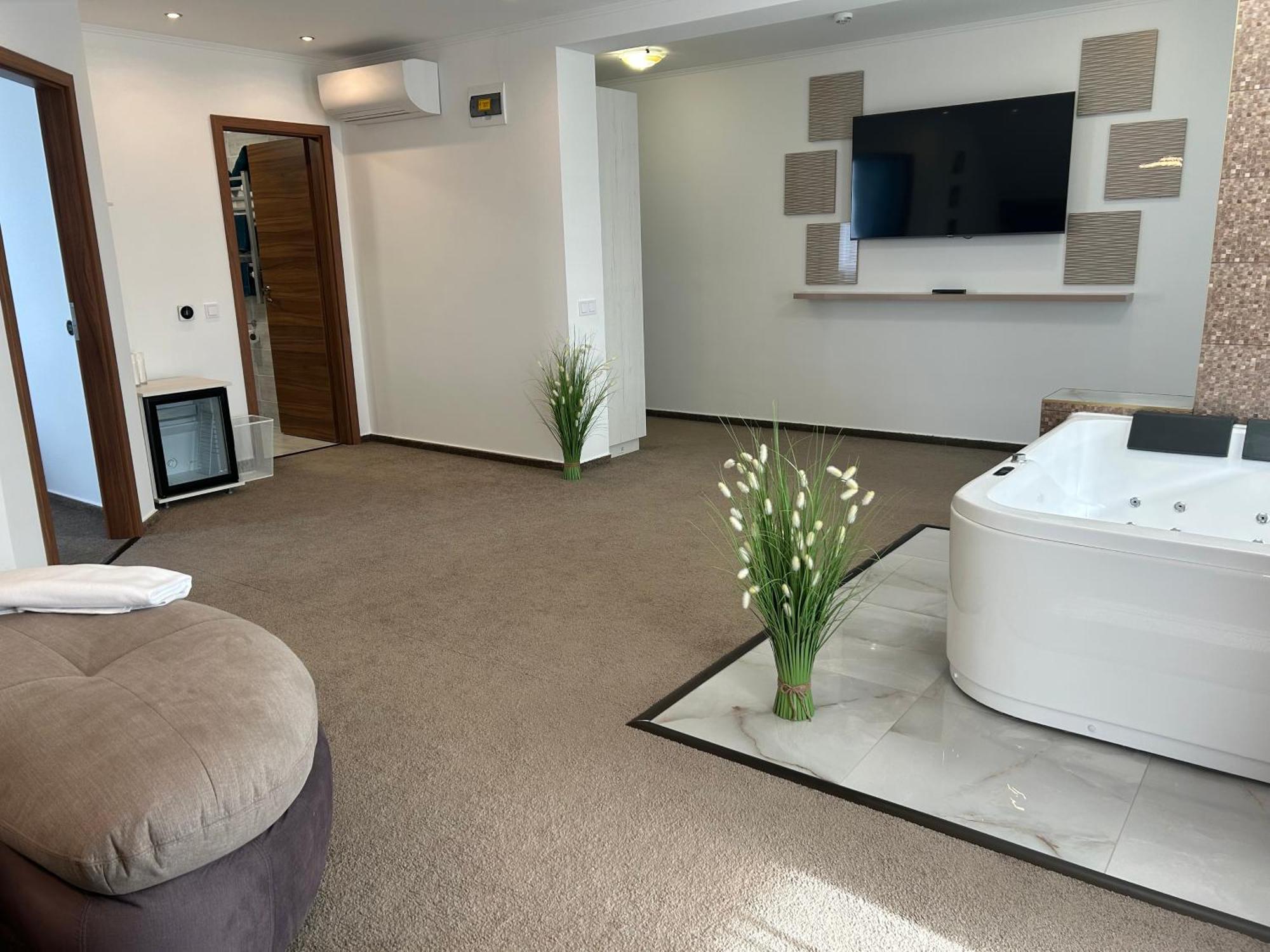 Danelis Hotel Edelény Zewnętrze zdjęcie