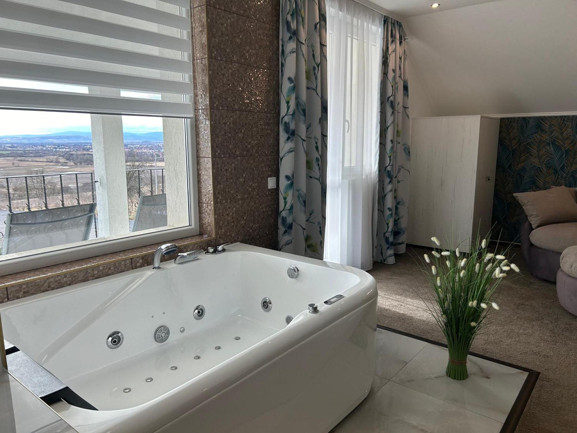 Danelis Hotel Edelény Zewnętrze zdjęcie