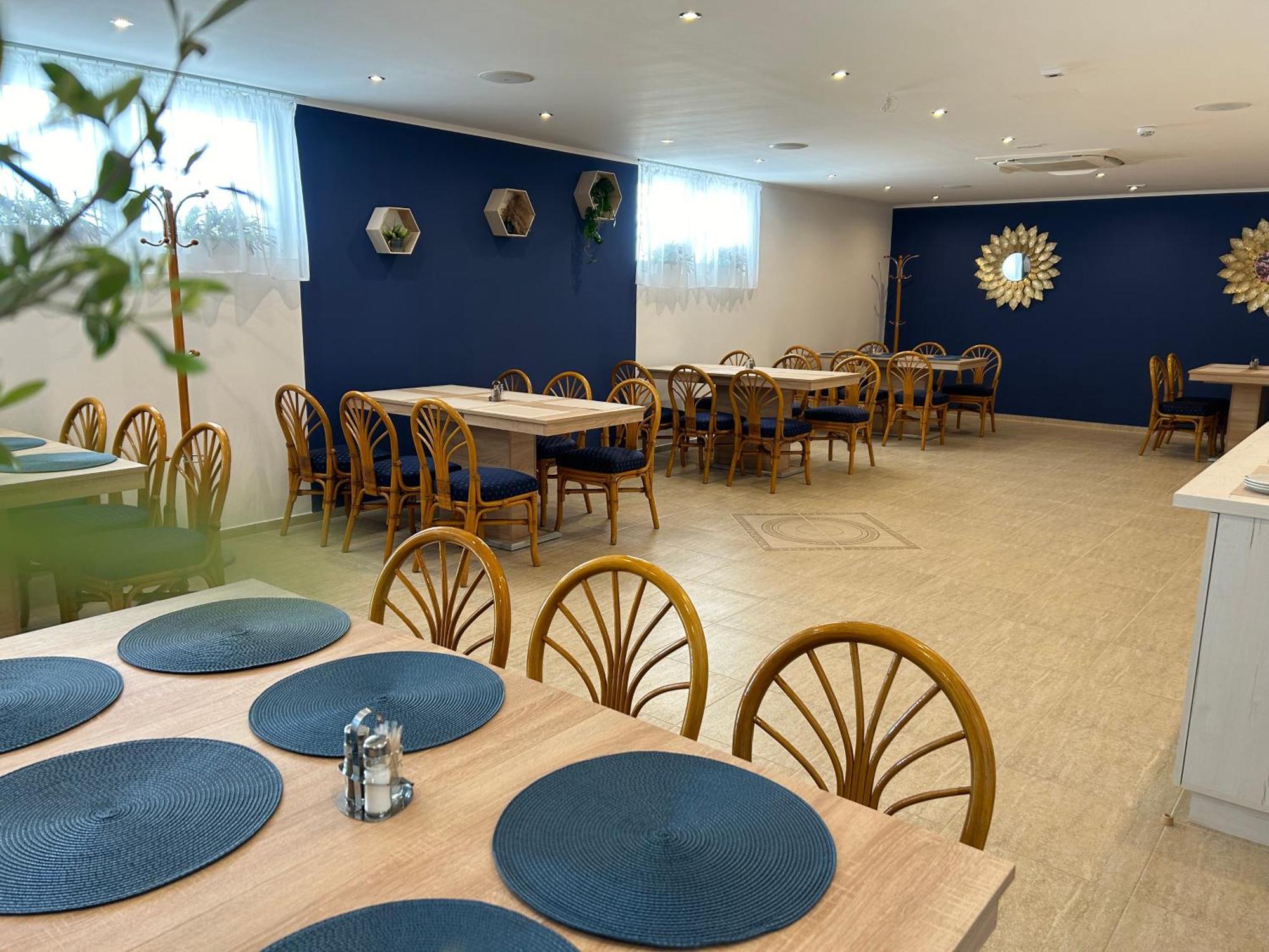 Danelis Hotel Edelény Zewnętrze zdjęcie