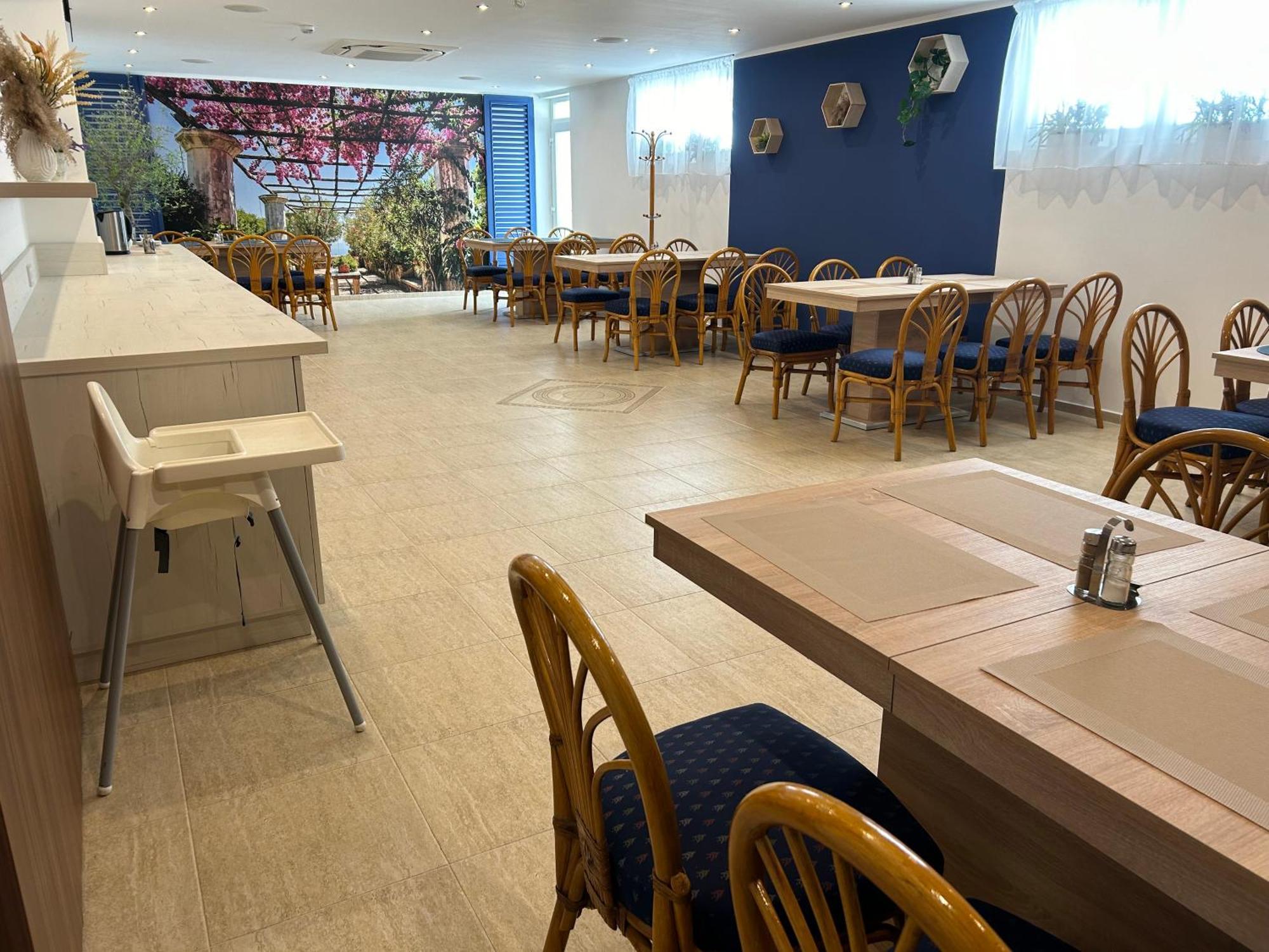 Danelis Hotel Edelény Zewnętrze zdjęcie