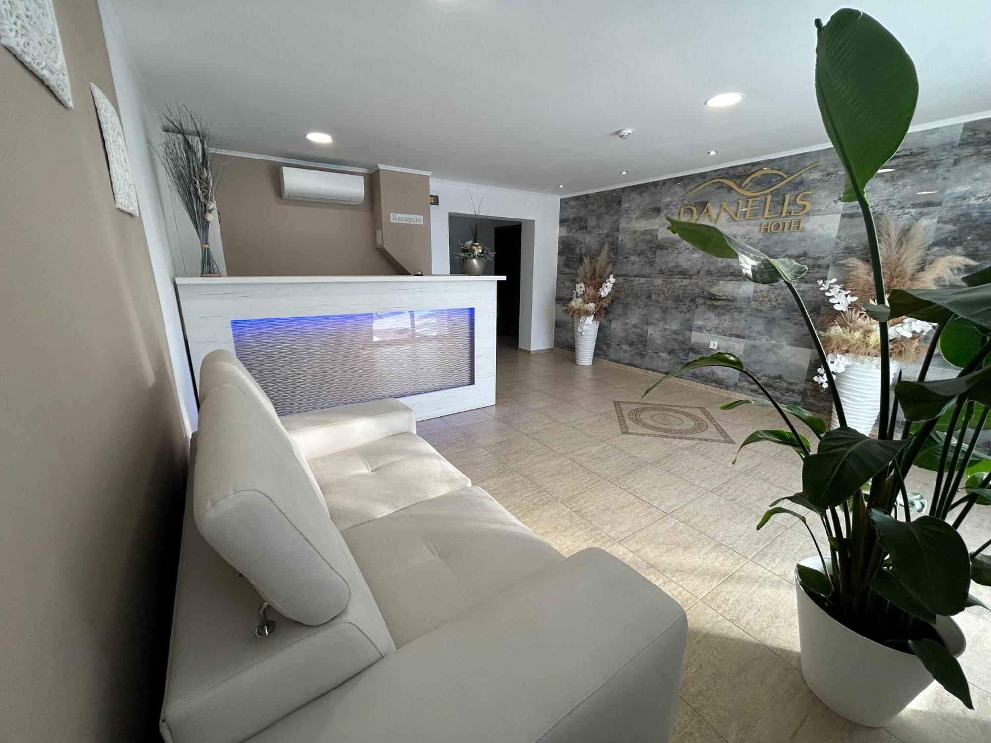 Danelis Hotel Edelény Zewnętrze zdjęcie
