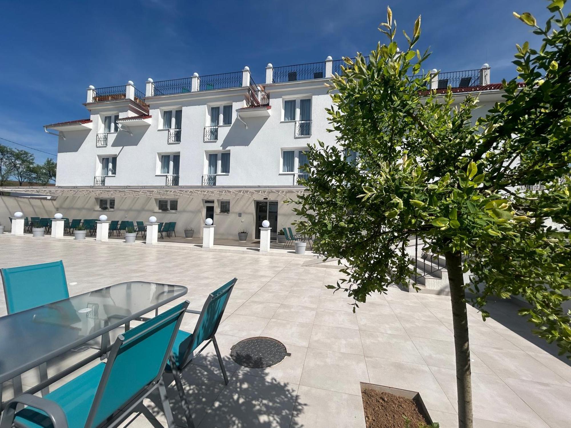 Danelis Hotel Edelény Zewnętrze zdjęcie