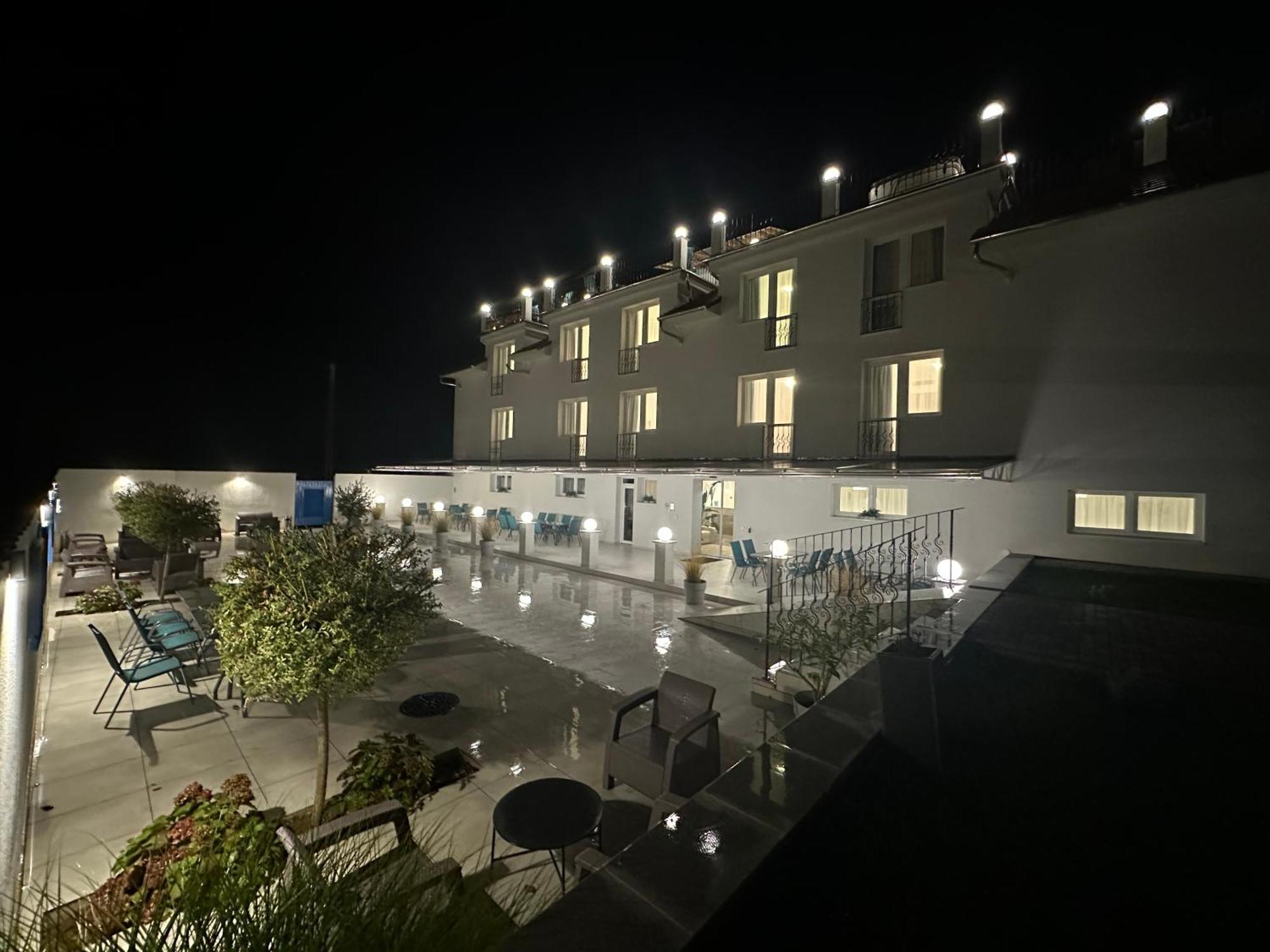 Danelis Hotel Edelény Zewnętrze zdjęcie