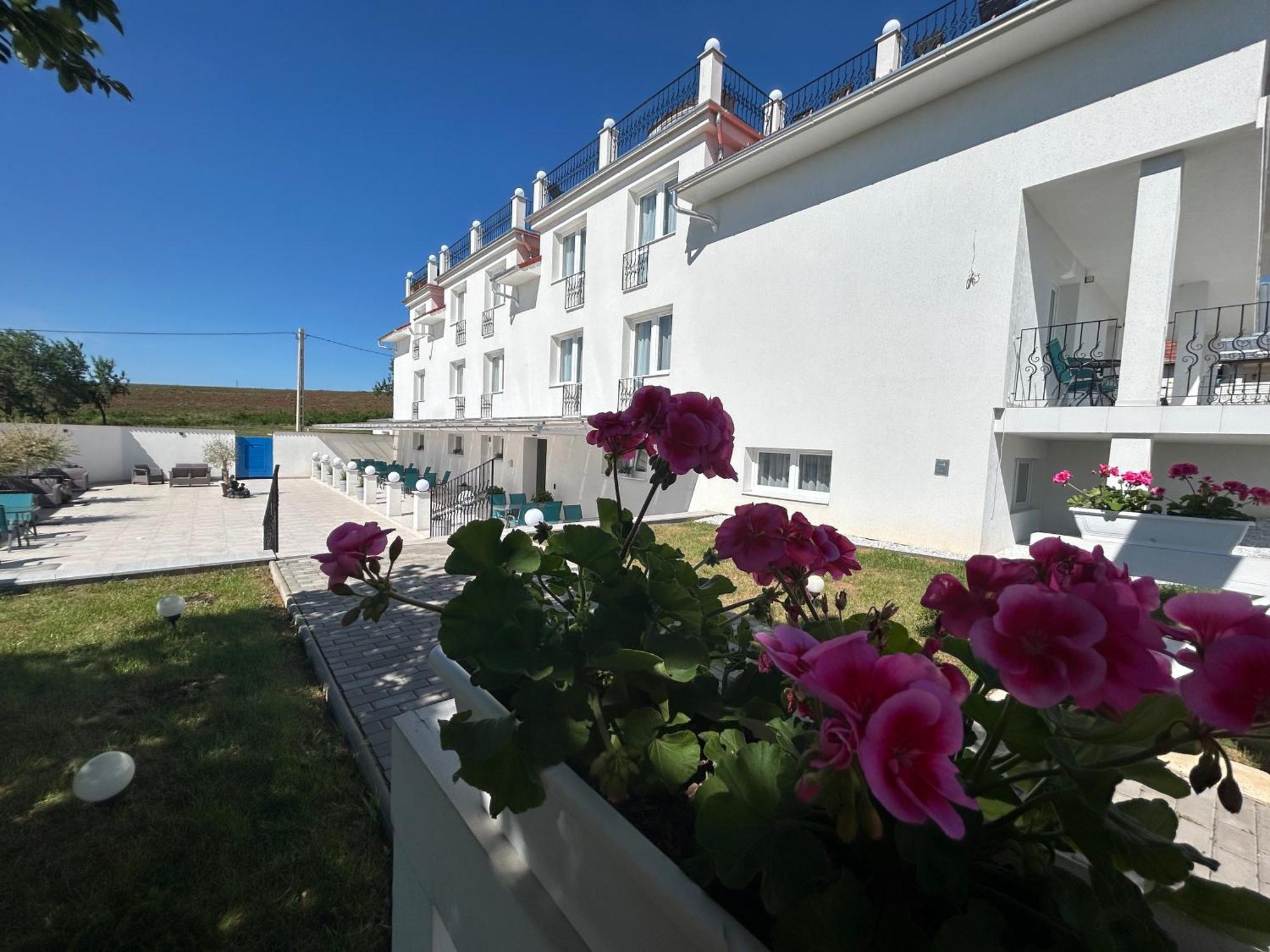 Danelis Hotel Edelény Zewnętrze zdjęcie